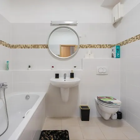 Penthouse Three Bedrooms, Three Balconies With Free Parking In Kiraly Street Apartament Budapeszt